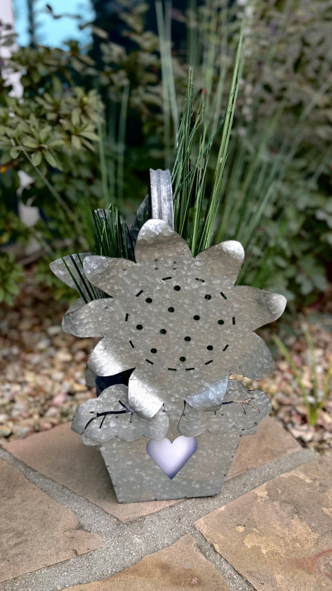 WEATHERED LOOK SUNFLOWER BASKET